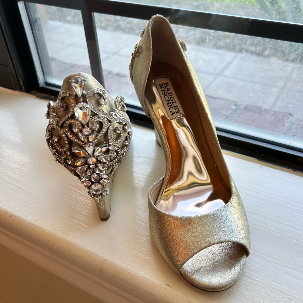 Badgley Mischka Women’s Gold Embellished Wedge Heels Shoes Wedding Size 7